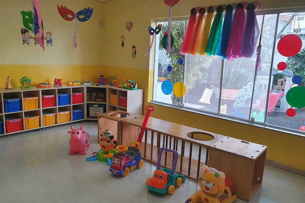 Sala colorida da Vilaplay preparada para experiências e descobertas