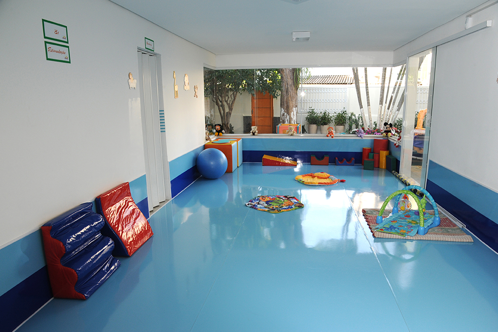 Sala ampla e segura para os primeiros movimentos dos bebês